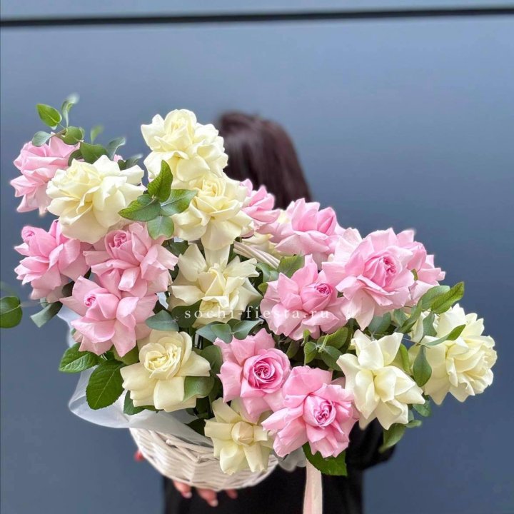 25 Французских роз в корзине в Томске