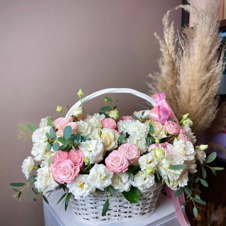 Цветочная корзина "Пинки вайт" в Томске