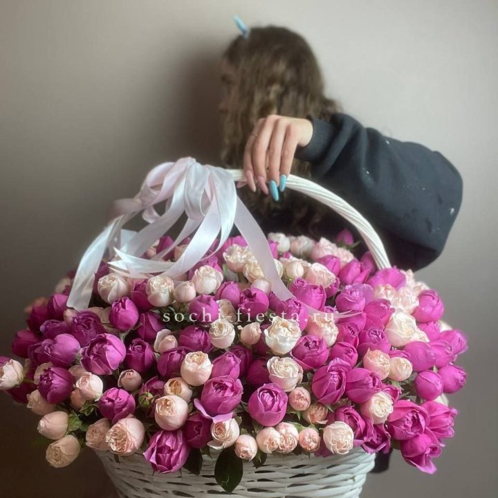 Премиум корзина пионовидных кустовых роз в Томске