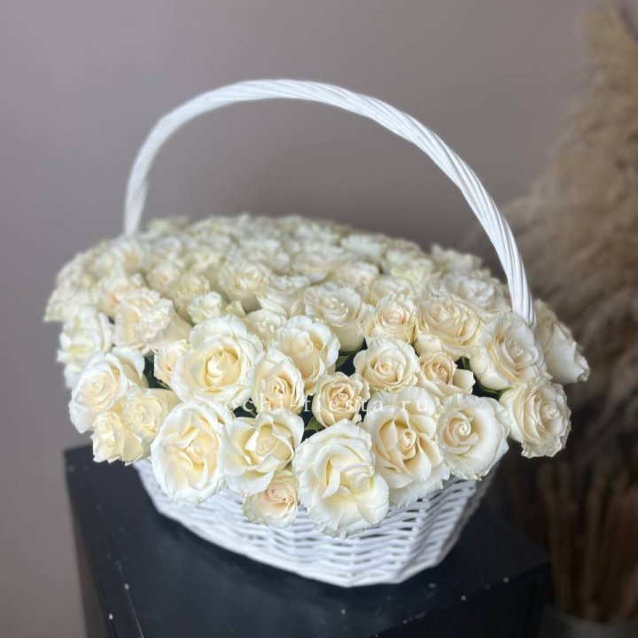 101 белая роза в корзине в Томске