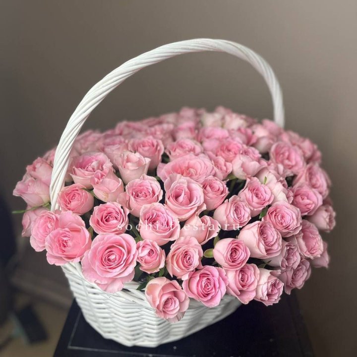 101 розовая роза в корзине в Томске