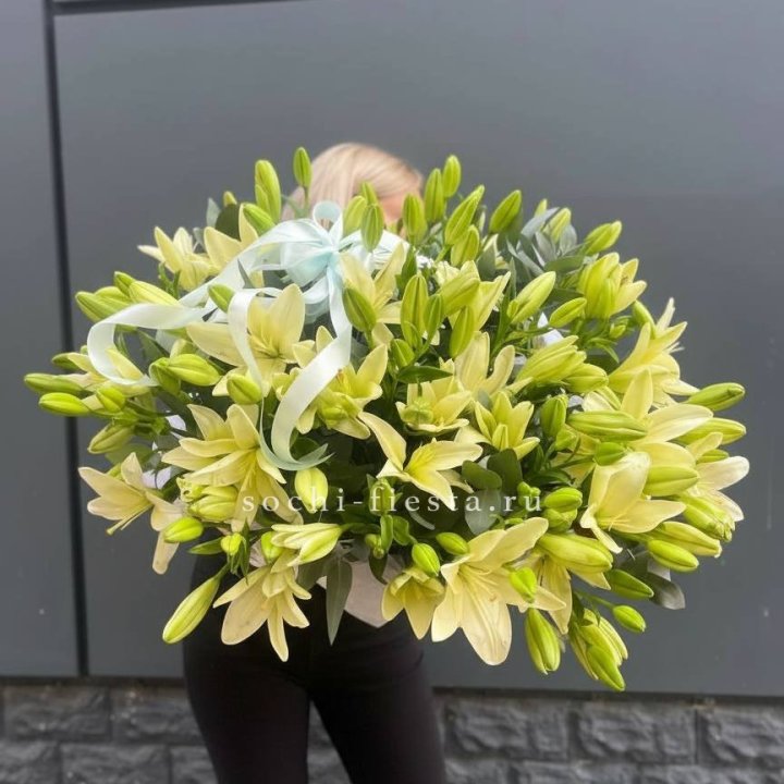 Лилии в корзине в Томске