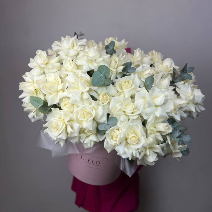 37 белых роз в боксе в Томске