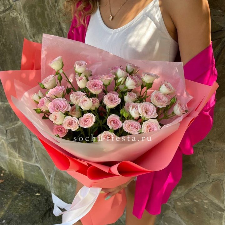 Розовые кустовые розы в Томске