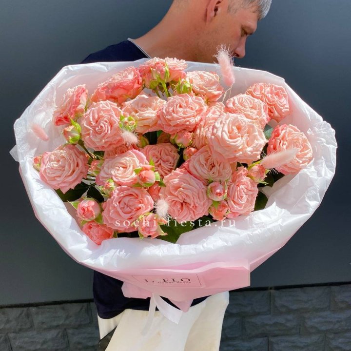 Пионовидные розы Мадам Бомбастик в Томске