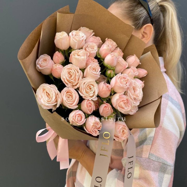 Кустовые розы Бомбастик в крафте в Томске