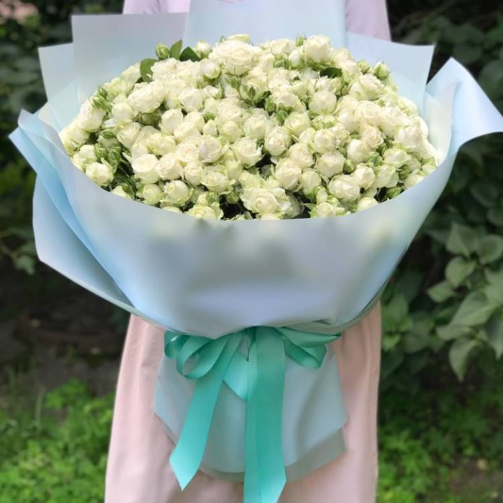51 белая кустовая роза в Томске