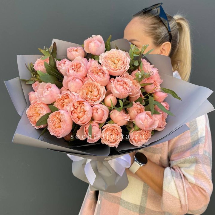 Букет с пионовидными розами "Пивайн" в Томске