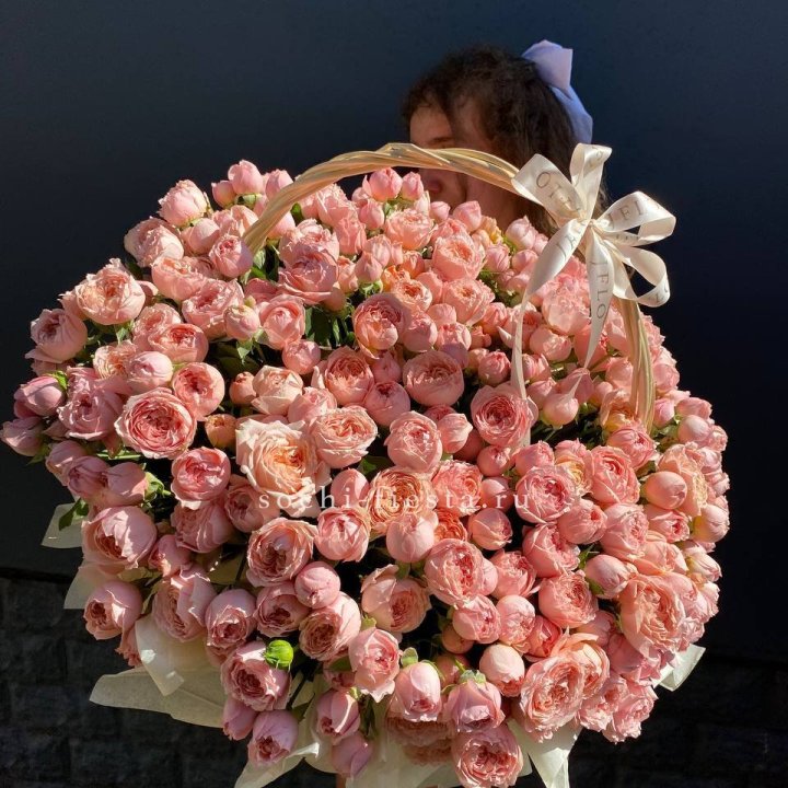 Корзина из пионовидных роз в Томске
