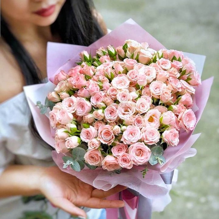 Кустовые розы с эвкалиптом в Томске