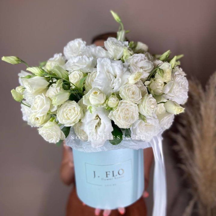 Бокс кустовых роз и эустомы  в Томске