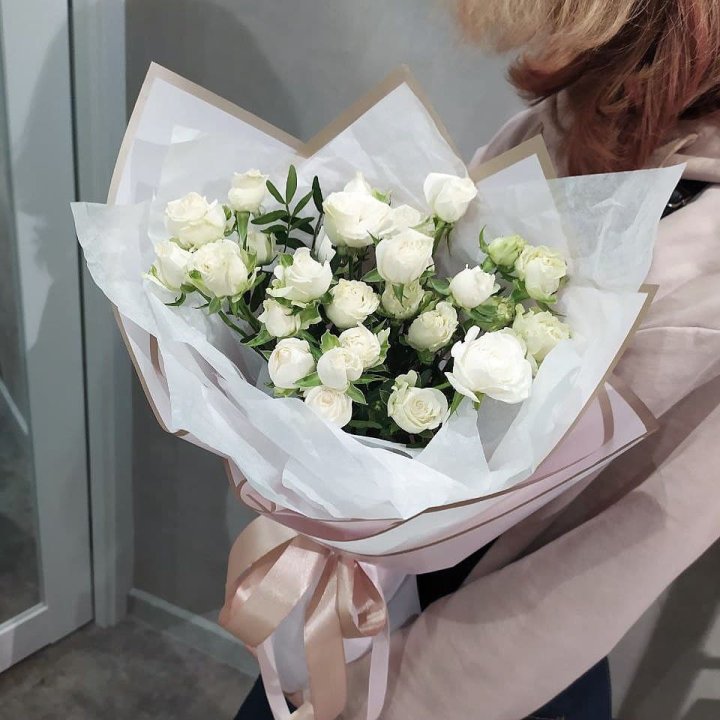 Белоснежные кустовые розы в Томске