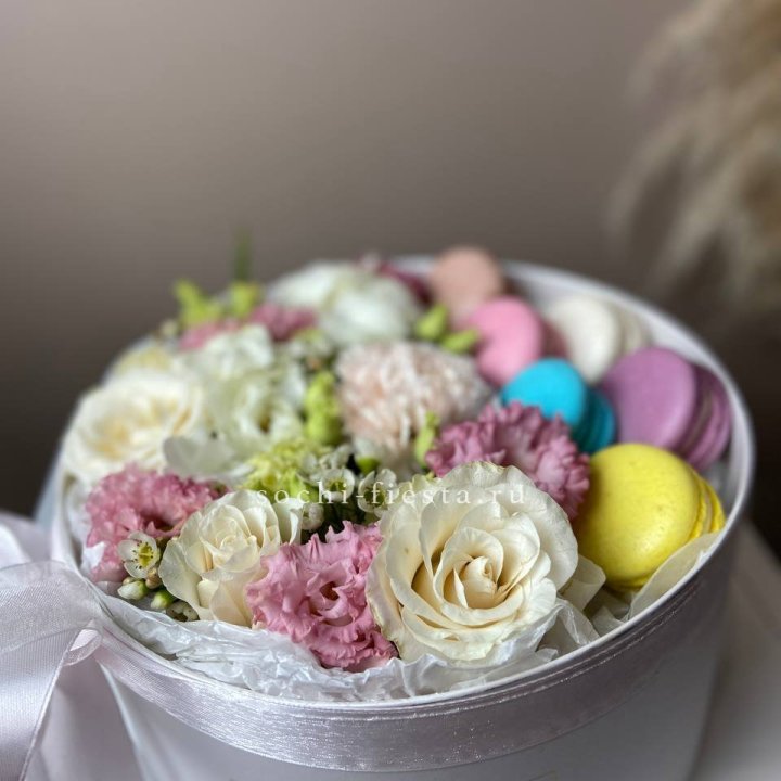Цветы в цилиндре с макаронс "Прованс" в Томске