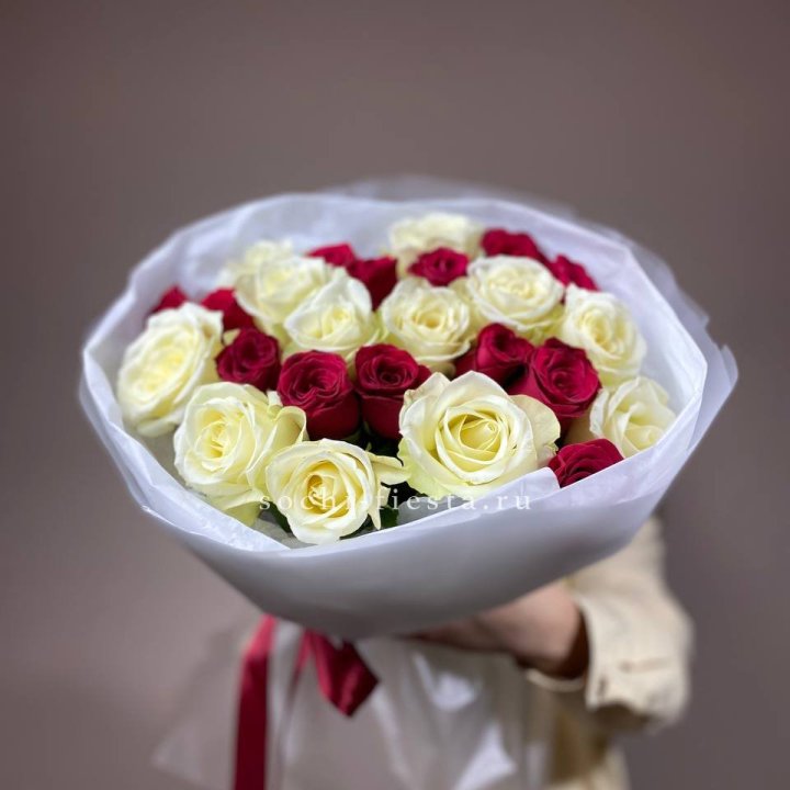Букет их красных и белых 25 роз в Томске