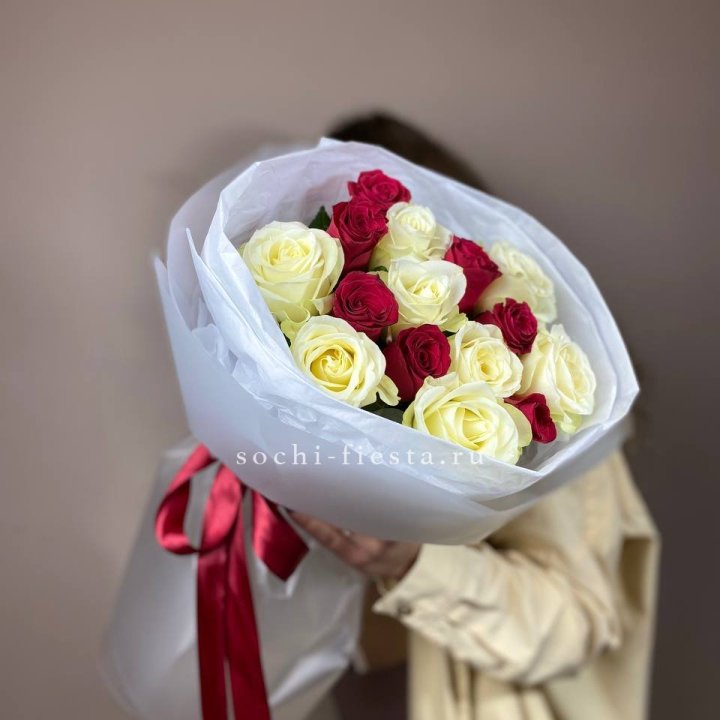 Букет из красных белых 15 роз в Томске