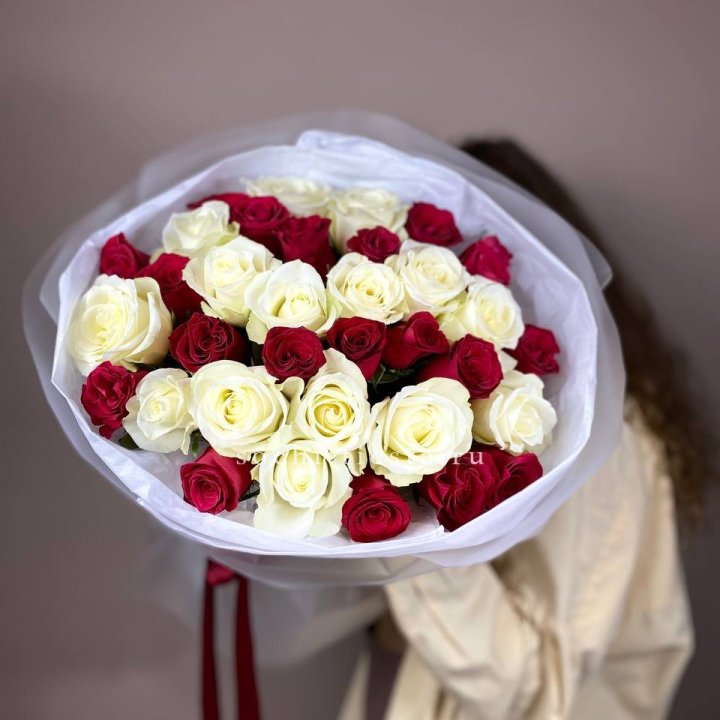 Букет из красных белых 35 роз в Томске