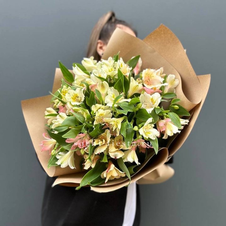 Букет альстромерий в крафте в Томске