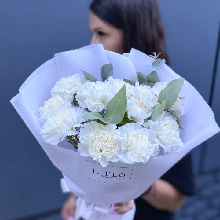 Букет белых диантусов с эвкалиптом в Томске