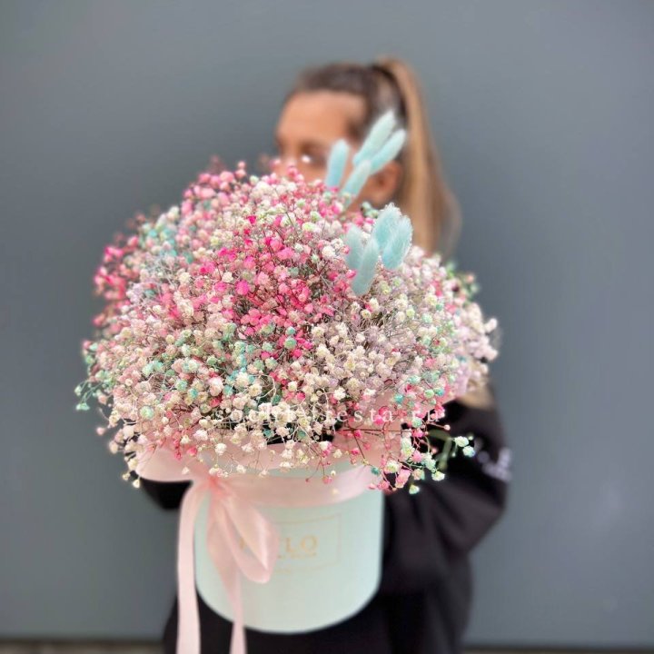 9 Радужных гипсофилы в шляпной коробке в Томске