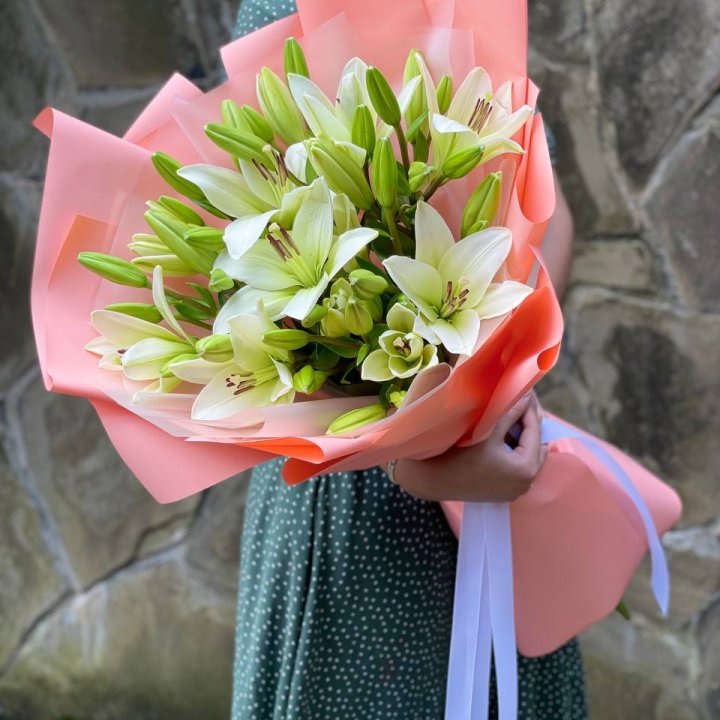 Букет из 7 белых лилий в Томске