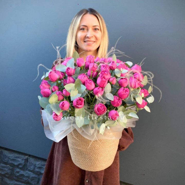 Пионовидные розы  в джутовом кашпо  в Томске