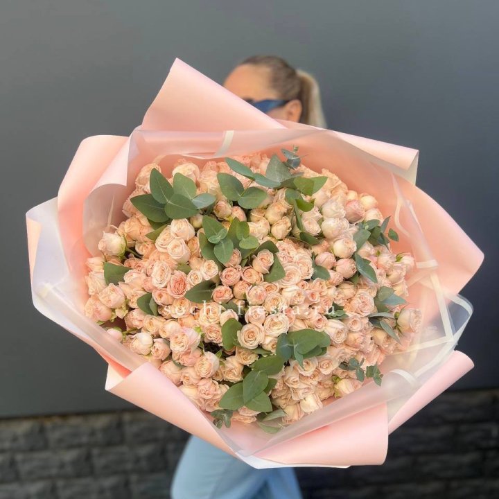 101 кустовая роза с эвкалиптом в Томске