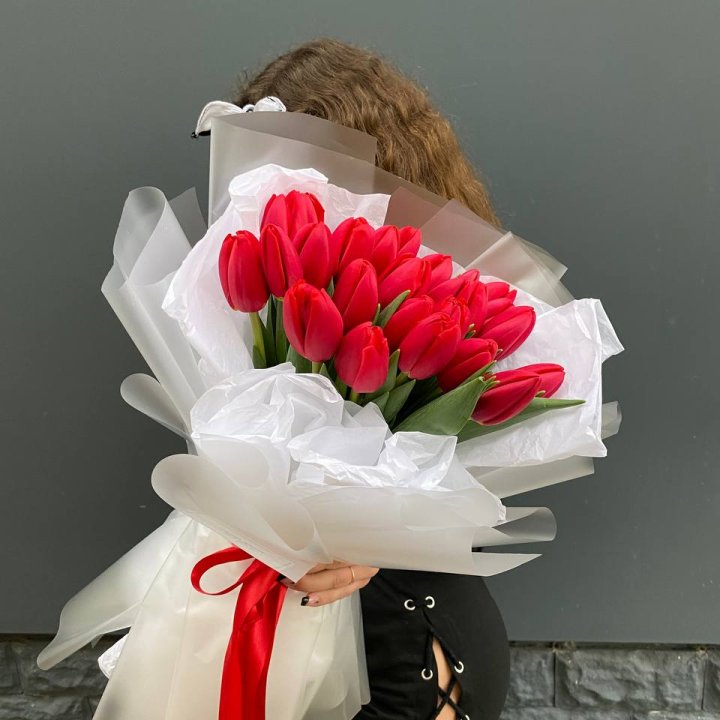  25 красных воздушных тюльпанов в Томске