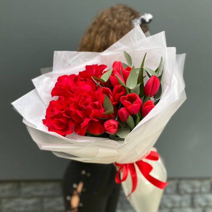 Дуо тюльпаны и розы в Томске