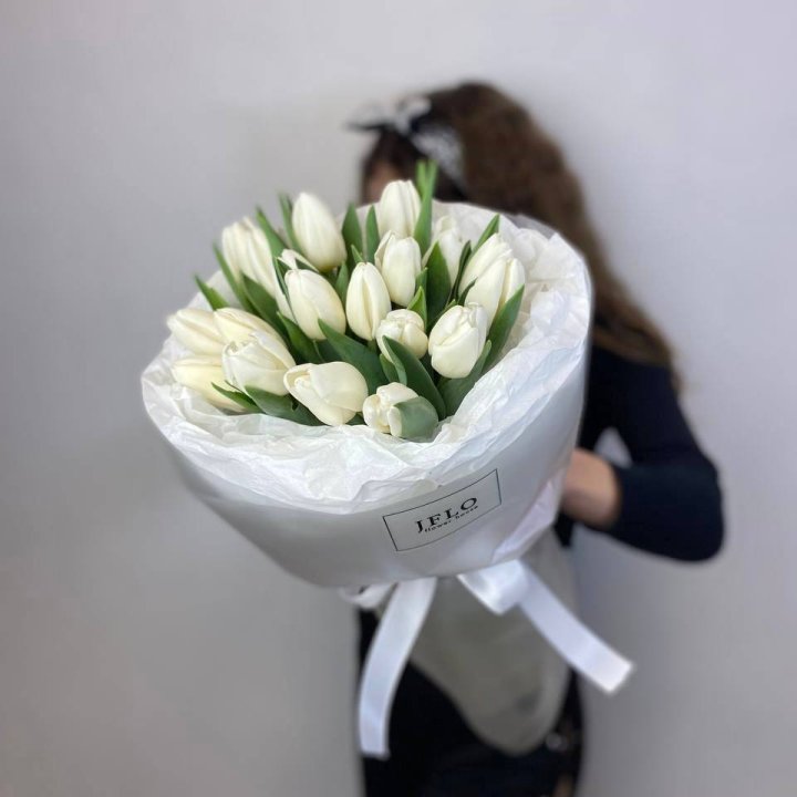  19 белых воздушных тюльпанов в Томске