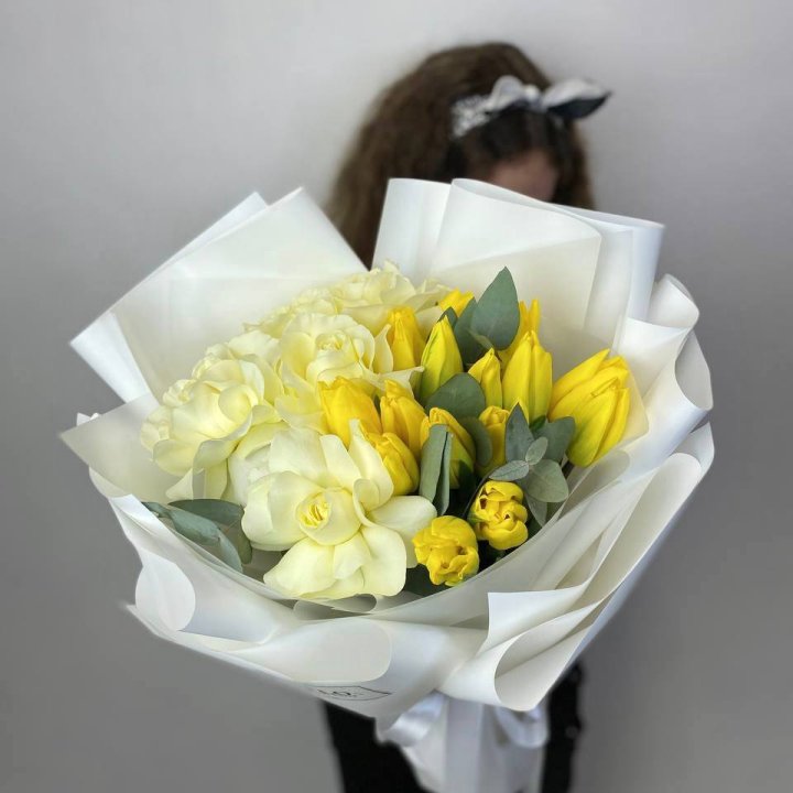 Дуо жёлтые тюльпаны и розы в Томске