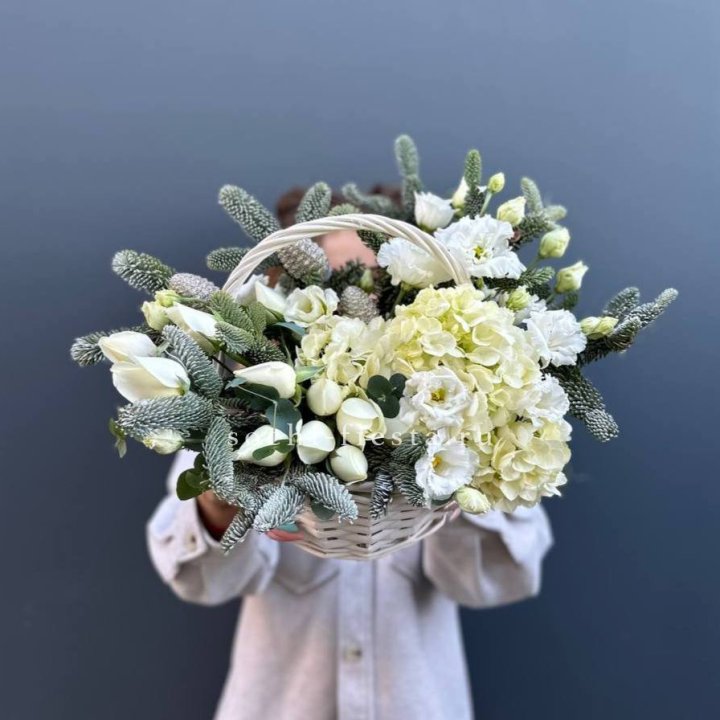 Новогодняя корзина с цветами в Томске