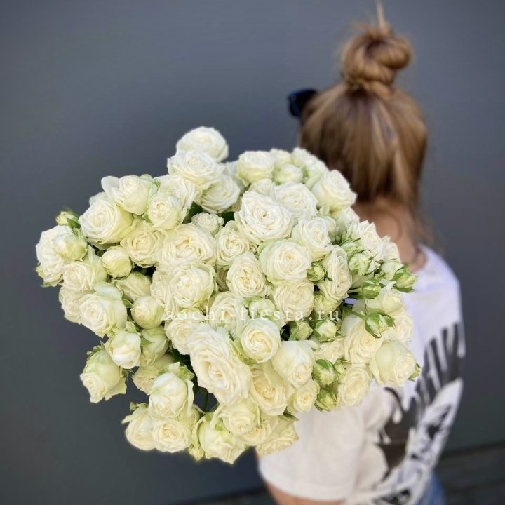 Охапка кустовых роз бомбастик  в Томске