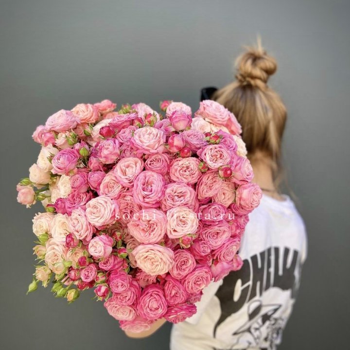 Охапка кустовых роз бомбастик пинк в Томске