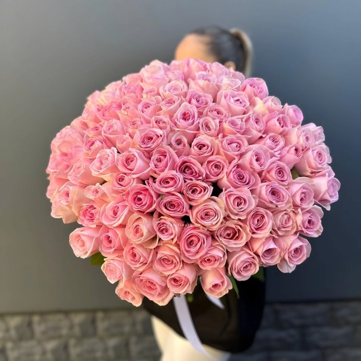 Охапка из 101 розовой розы в Томске