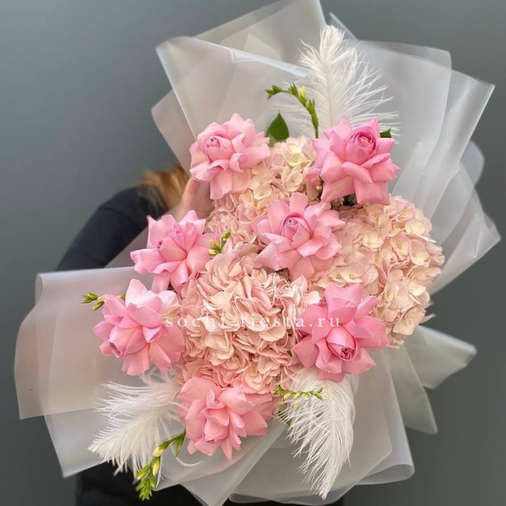  Букет  из гортензий и розовых роз в Томске