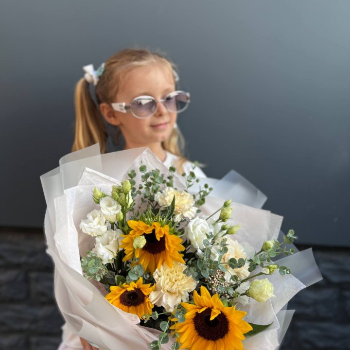  Букет  из стойких цветов с подсолнухами в Томске