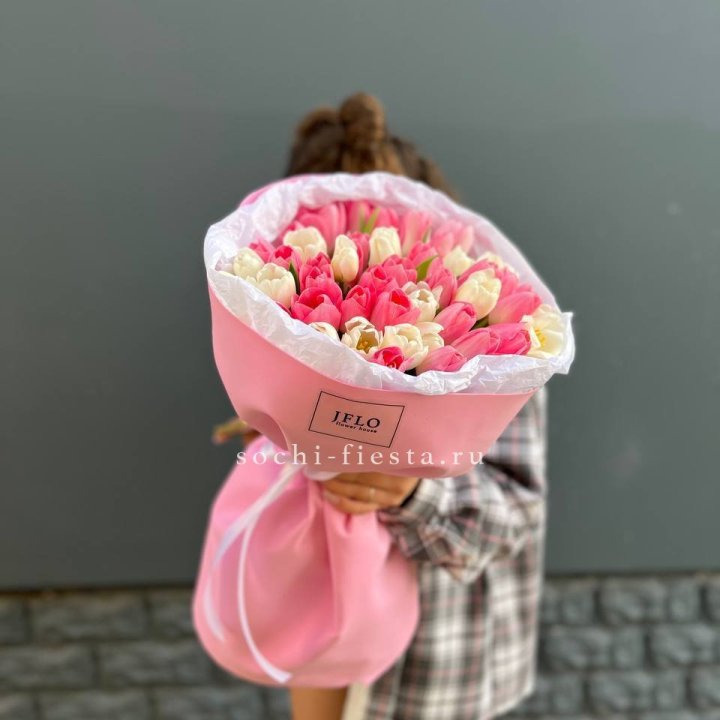 51 бело-розовый тюльпан в Томске