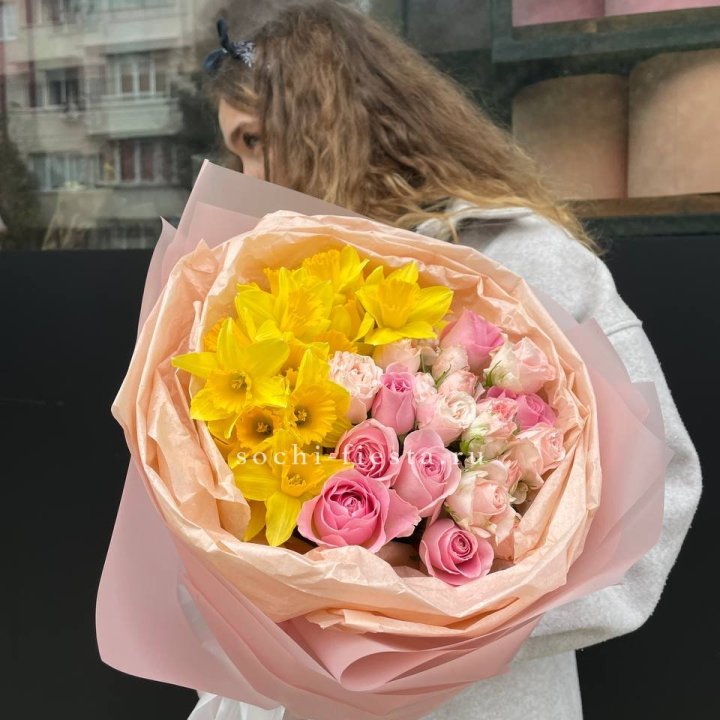 Букет роз и нарциссов в Томске