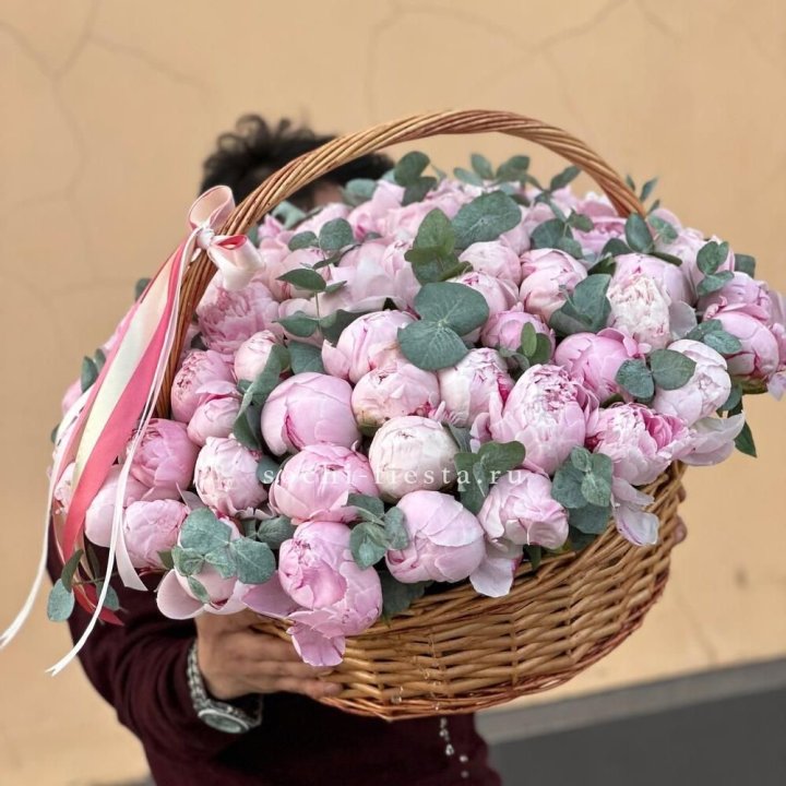 Корзина пионов "75" в Томске