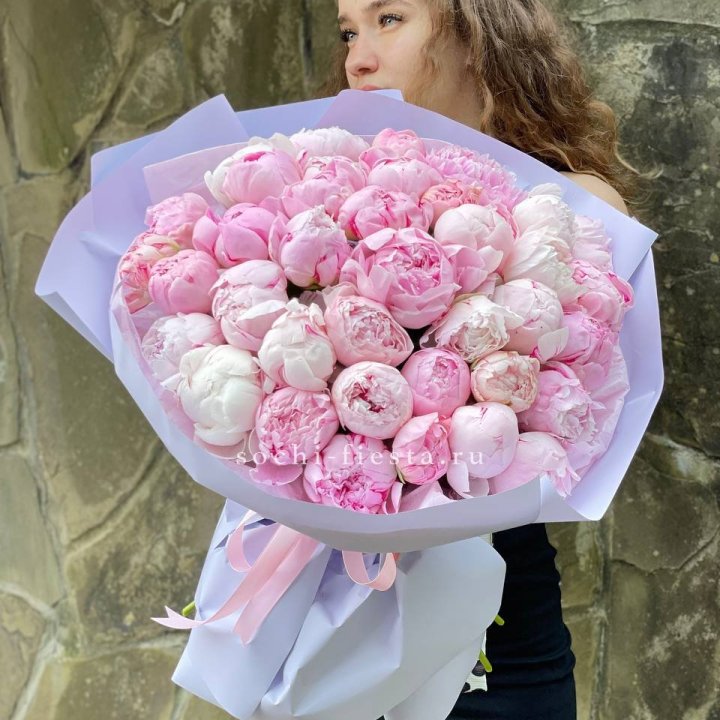 39 нежных пионов в Томске