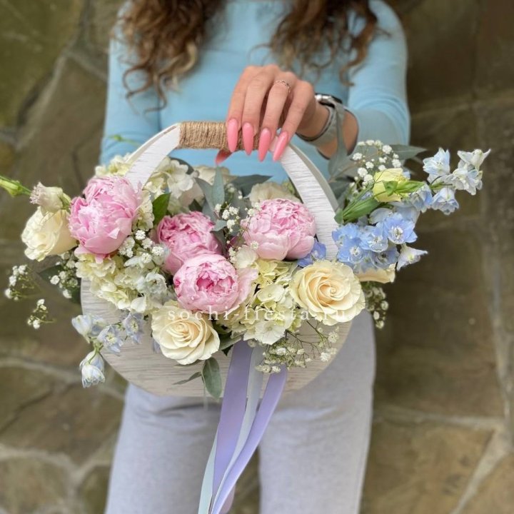 Ящик с пионами в Томске