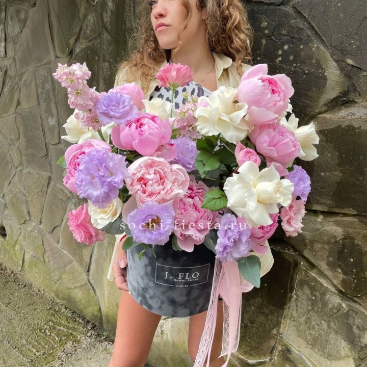 Дизайнерский цилиндр с пионами в Томске