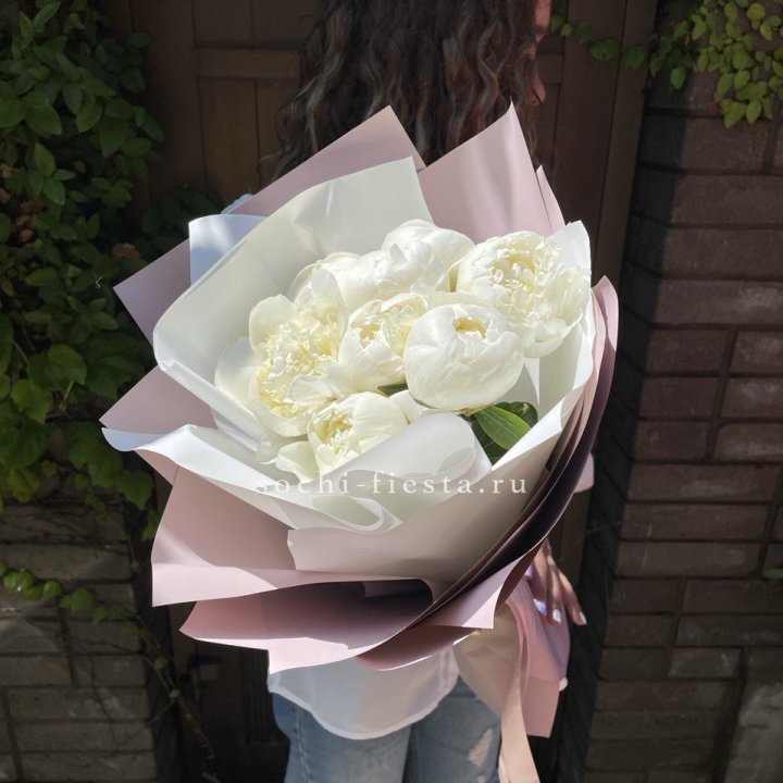 9 белоснежных пионов в Томске