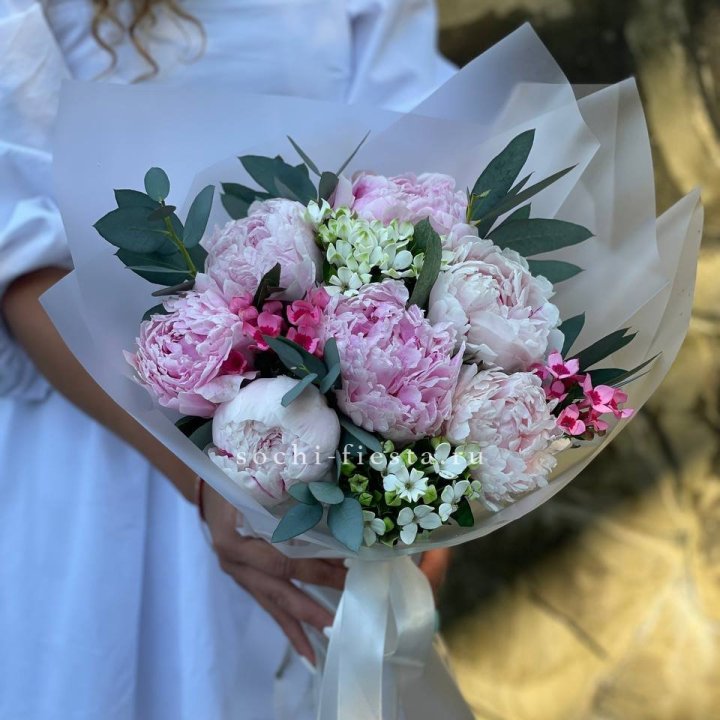 7 зефирных пионов с эвкалиптом в Томске