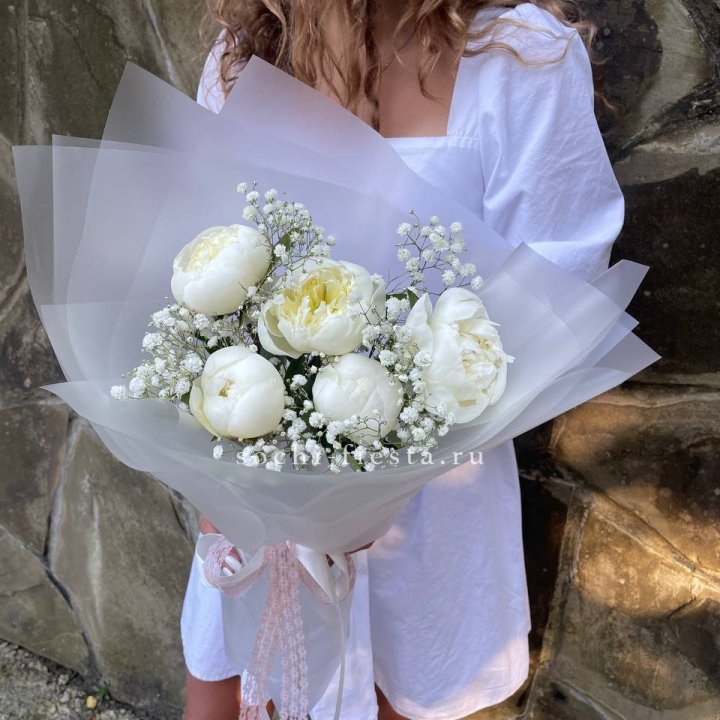 Букет белых пионов "Файв" в Томске