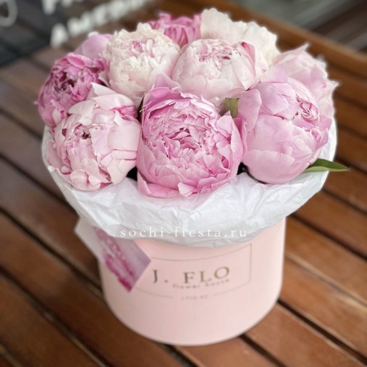 Цилиндр с пионами "Лилу" в Томске