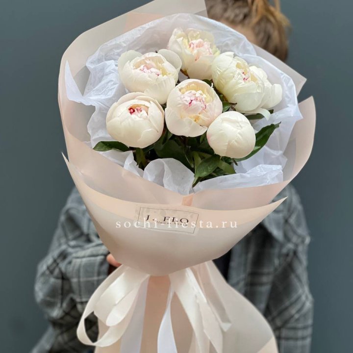 Букет белых пионов в Томске