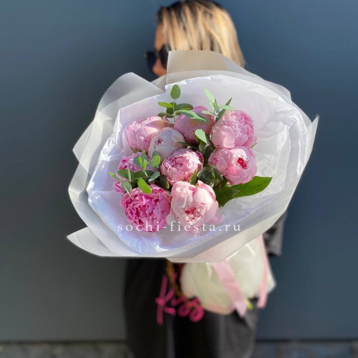 9 пионов с эвкалиптом в Томске