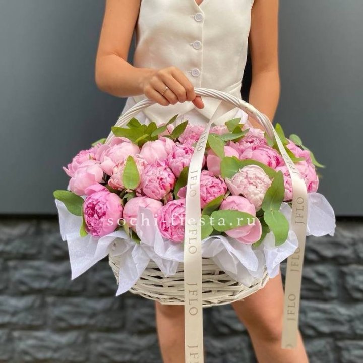 29 пионов в корзине в Томске