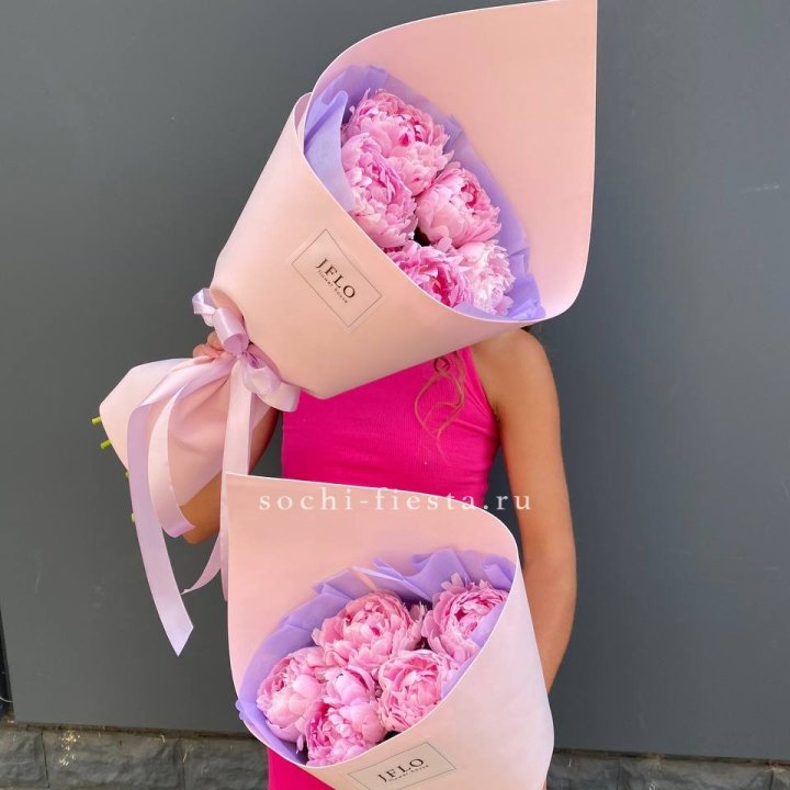 Букет из 5 пионов в Томске